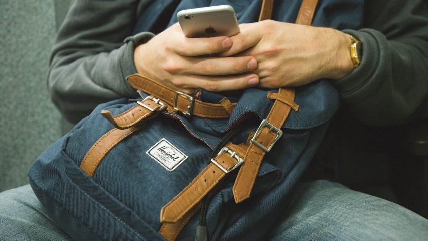 jeune avec un smartphone apple