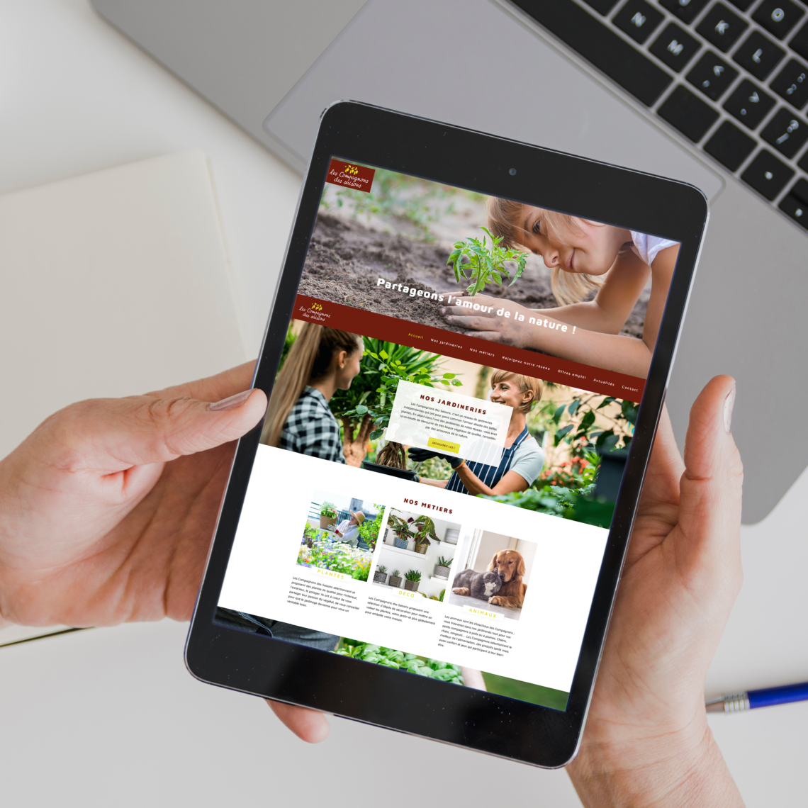 MOCKUP_Tablette_femme_fond_bureau